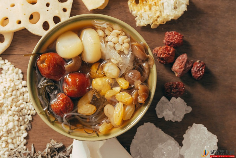 補(bǔ)腎黑豆豬尾湯 黑豆煲什么湯好喝(圖1)