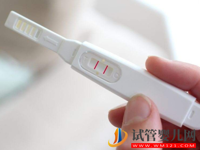 已生寶媽教你驗(yàn)孕棒線看生男生女方法，通過(guò)雙杠顏色就能知道(圖1)