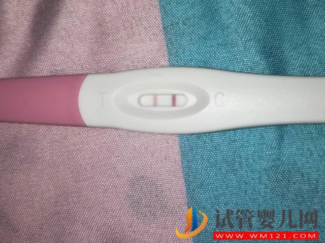 已生寶媽教你驗(yàn)孕棒線看生男生女方法，通過(guò)雙杠顏色就能知道(圖2)