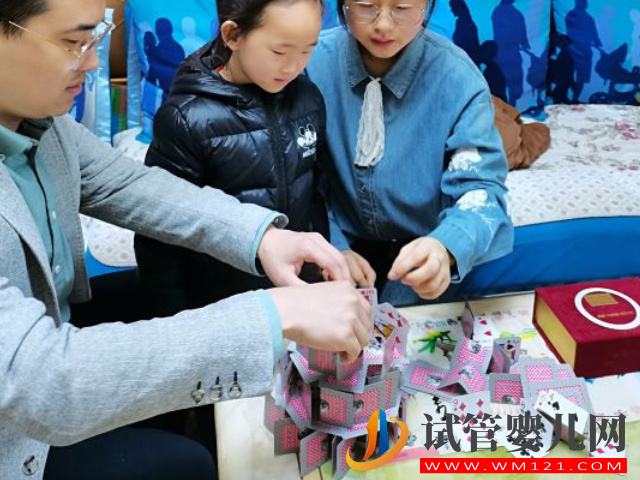 假期父母陪小孩打撲克，好玩還能培養“高智商”(圖1)