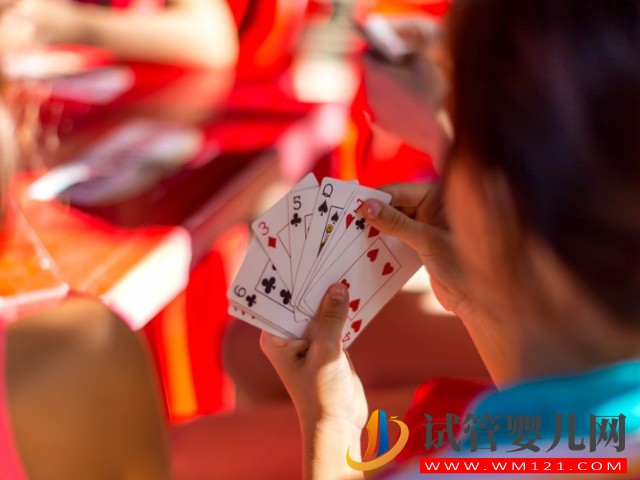 假期父母陪小孩打撲克，好玩還能培養“高智商”(圖3)