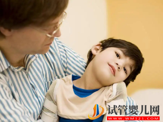 圖解早期寶寶腦癱的八個動作，往往伴有這5個癥狀(圖1)