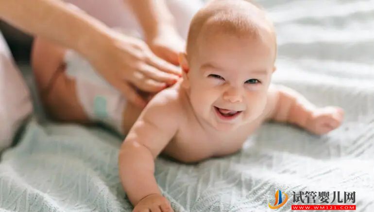 給寶寶按摩，幫助他們睡得更好！就是這樣(圖1)