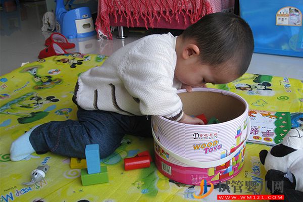 嬰兒腦發育遲滯有8大癥狀，長大3個月豎頭低落絕非腦癱(圖2)