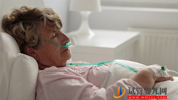 女子瘋狂購物竟是帕金森癥狀之一！如何預防帕金森？(圖1)